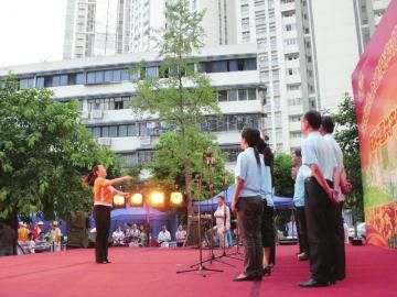 舞臺(tái)背后的掌舵者 資深“經(jīng)紀(jì)人”如何為演出保駕護(hù)航